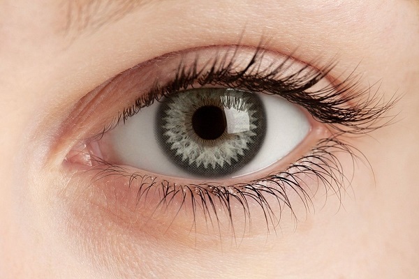آسیب لنز چشمی به قرنیه