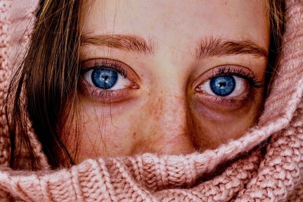 آیا چشم های آبی به نور خورشید حساس ترند؟