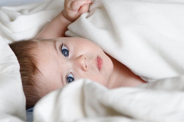 بینایی نوزادان - نوزادان دنیای اطراف را چگونه می بینند